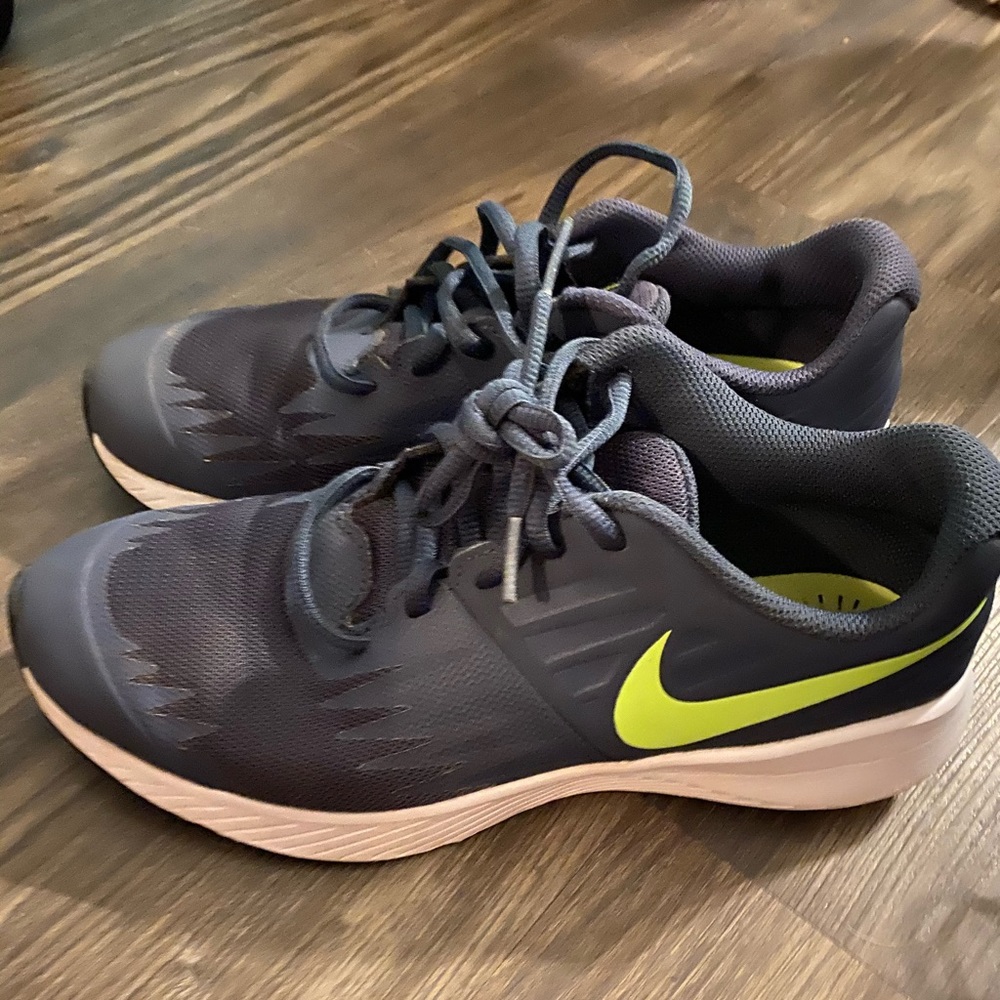 Boys dark grey nike tennis shoes